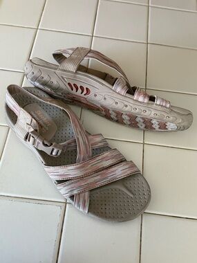 Skechers Women's Reggae Walking Comfort sandals Tan Women’s Size 8  Summer Sport